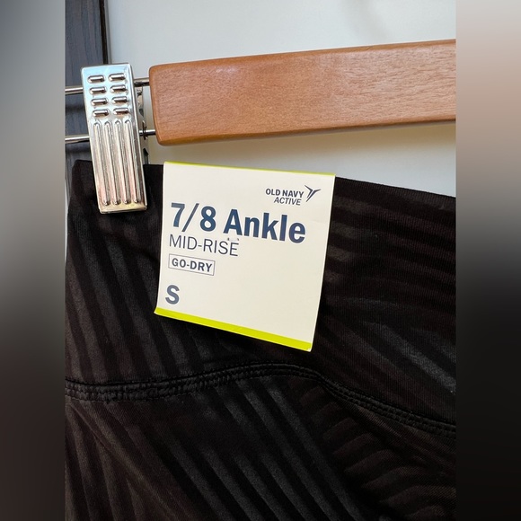 NWT Old Navy Mid-Rise 7/8 Ankle Length Go Dry Athletic Leggings Small Black - Picture 8 of 9